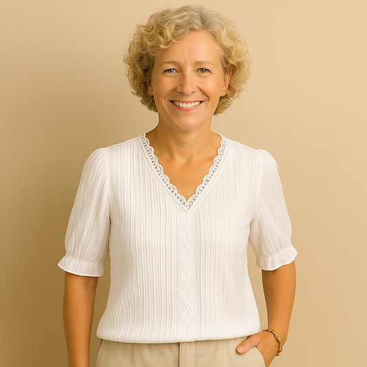 Bea | Charming blouse with elegant details